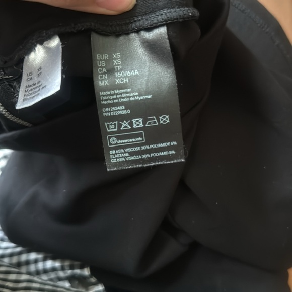 H&M women’s black mini skater skirt size XS with zipper - Picture 6 of 6